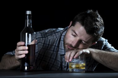  alkol bağımlısı adam viski bardağında alkolizm kavramı ile sarhoş