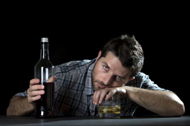  alkol bağımlısı adam viski bardağında alkolizm kavramı ile sarhoş