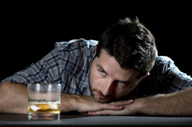  alkol bağımlısı adam viski bardağında alkolizm kavramı ile sarhoş