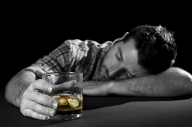  alkolik adam viski ile sarhoş yatan cam alkol bağımlılığı ve alkolizm kavramı