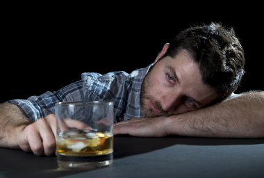  alkol bağımlısı adam viski bardağında alkolizm kavramı ile sarhoş