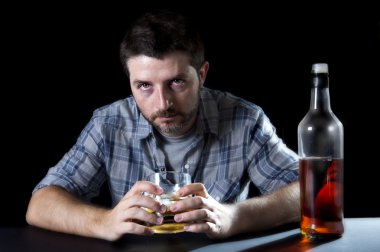  alkol bağımlısı adam viski bardağında alkolizm kavramı ile sarhoş