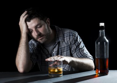  alkol bağımlısı adam viski bardağında alkolizm kavramı ile sarhoş