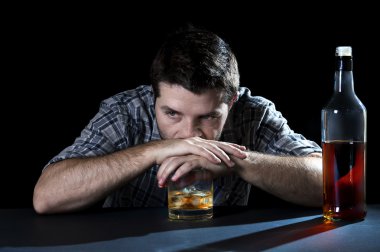 Alkollü sarhoş adam viski cam ve şişe alkol bağımlılığı ve alkolizm kavramı
