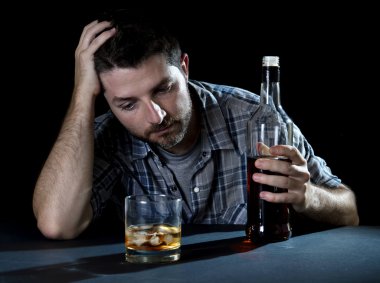  alkol bağımlısı adam viski bardağında alkolizm kavramı ile sarhoş