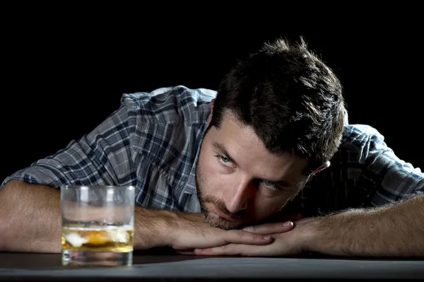 Adicto alcohólico hombre borracho con vaso de whisky en el concepto de alcoholismo —  Fotos de Stock