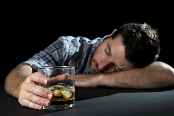 Adicto alcohólico hombre borracho con vaso de whisky en el concepto de alcoholismo —  Fotos de Stock