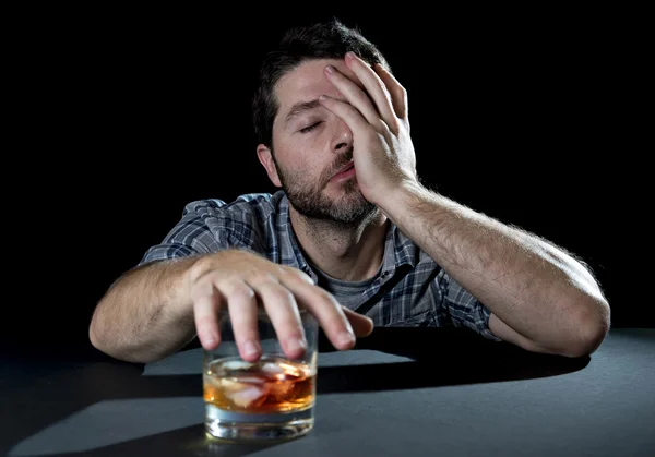 Adicto alcohólico hombre borracho con vaso de whisky en el concepto de alcoholismo —  Fotos de Stock