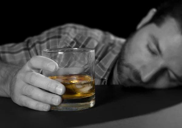 Alcoolique homme couché ivre avec verre de whisky dans la dépendance à l'alcool et l'alcoolisme concept — Photo