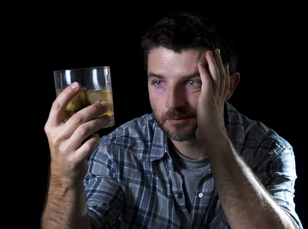 Adicto alcohólico hombre borracho con vaso de whisky en el concepto de alcoholismo —  Fotos de Stock