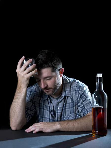 Alcoólatra bêbado com copo de uísque no conceito de alcoolismo — Fotografia de Stock