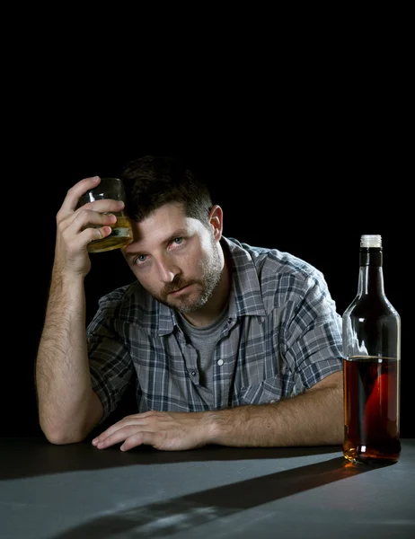 Adicto alcohólico hombre borracho con vaso de whisky en el concepto de alcoholismo —  Fotos de Stock