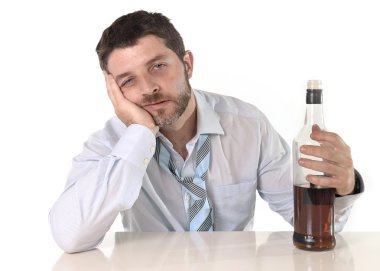 sarhoş sarhoş iş adamı ve viski şişesi alkolizm 