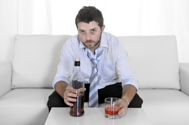 sarhoş sarhoş iş adamı ve viski şişesi alkolizm