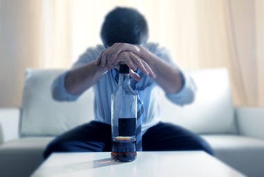 sarhoş sarhoş iş adamı ve viski şişesi alkolizm
