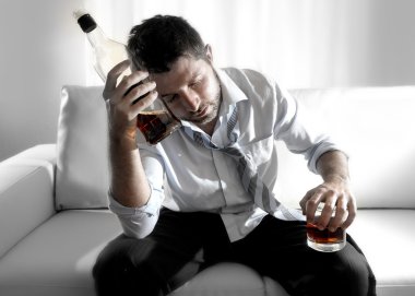 sarhoş sarhoş iş adamı ve viski şişesi alkolizm