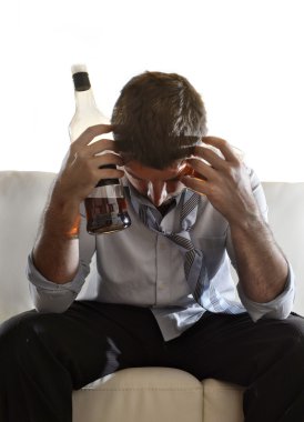 sarhoş sarhoş iş adamı ve viski şişesi alkolizm