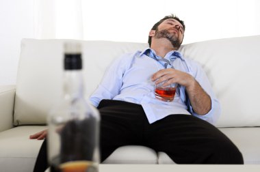 sarhoş sarhoş iş adamı ve viski şişesi alkolizm