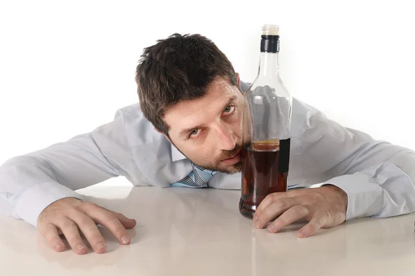 Borracho hombre de negocios desperdiciado y botella de whisky en el alcoholismo — Foto de Stock