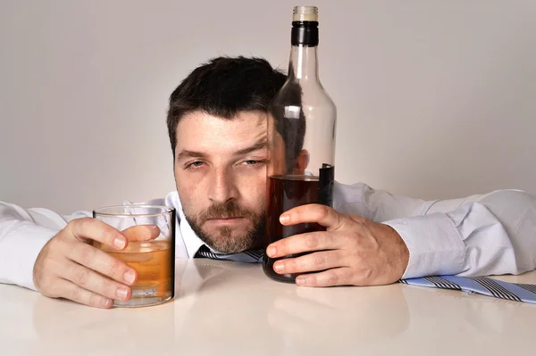 Borracho hombre de negocios desperdiciado y botella de whisky en el alcoholismo —  Fotos de Stock
