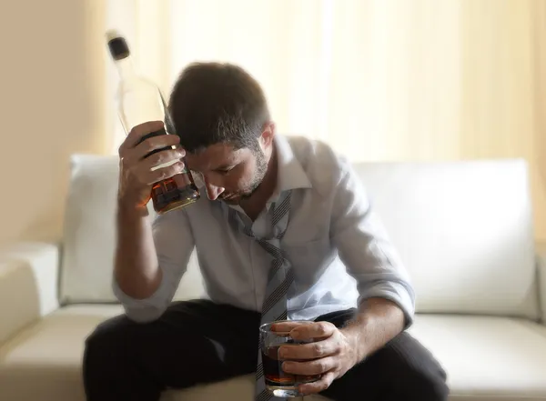 Borracho hombre de negocios desperdiciado y botella de whisky en el alcoholismo — Foto de Stock