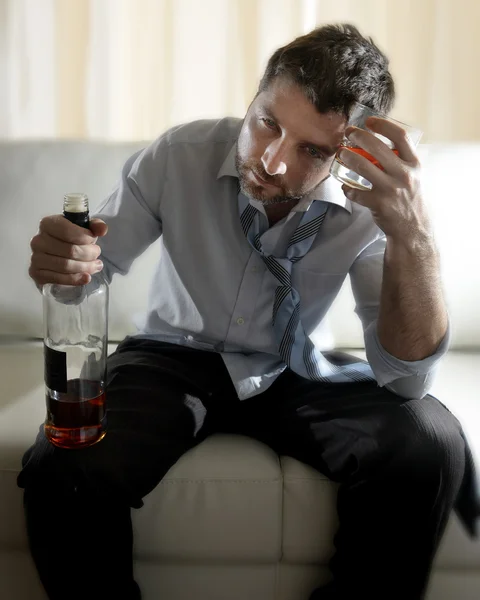 Ubriaco uomo d'affari sprecato e bottiglia di whisky in alcolismo — Foto Stock