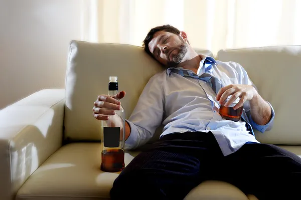 Berusad business man slösat och whiskey flaska i alkoholism — Stockfoto