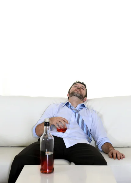 Bêbado homem de negócios desperdiçado e garrafa de uísque no alcoolismo — Fotografia de Stock