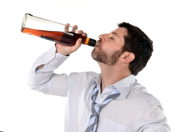 Dronken zakenman verspild en whisky fles in alcoholisme Stockfoto
