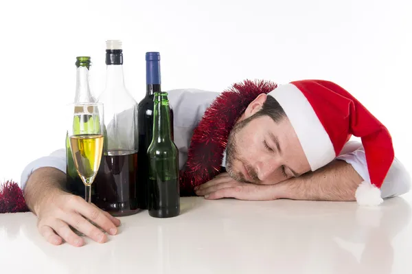 Hombre de negocios borracho dormido después de beber mucho en su parte de Navidad — Foto de Stock