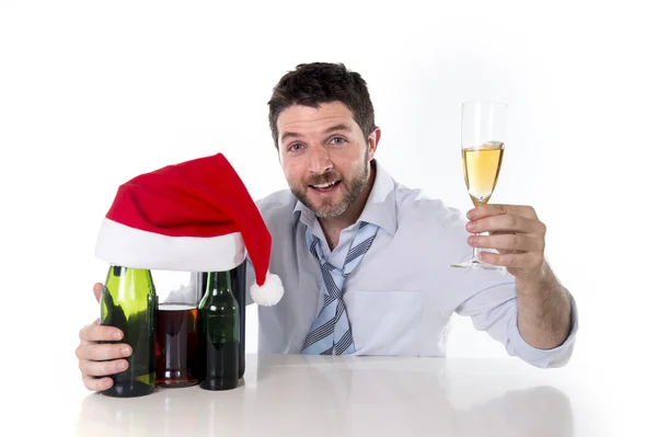 Hombre de negocios borracho dormido después de beber mucho en su parte de Navidad —  Fotos de Stock