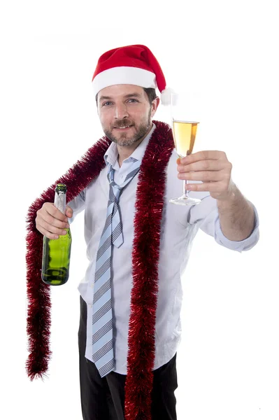 Бизнесмен пьет шампанское в шляпе Санты на белом фоне — стоковое фото