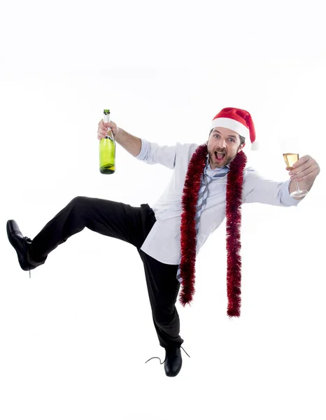 Dronken zakenman drinken champagne dragen een kerstmuts op witte achtergrond Stockfoto