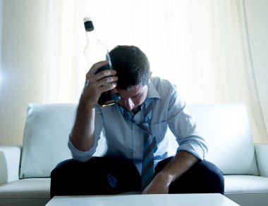 masada beyaz zemin üzerine mavi gömlek sarhoş giyen işadamı