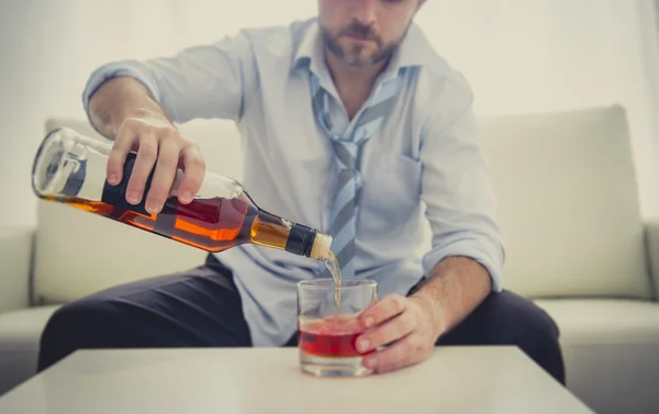 Empresario con camisa azul borracho en el escritorio sobre fondo blanco — Foto de Stock