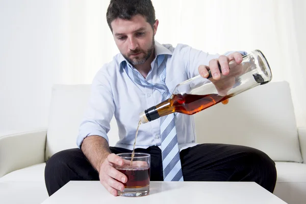 Empresario con camisa azul borracho en el escritorio sobre fondo blanco — Foto de Stock