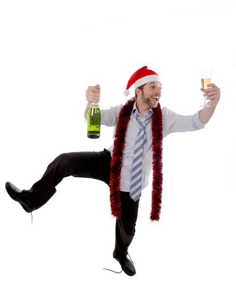 Zakenman drinken champagne dragen een kerstmuts op witte achterzijde — Stockfoto