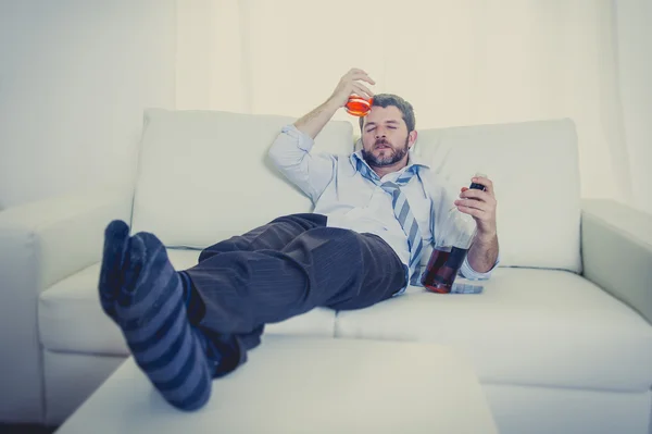 Бизнесмен в синей рубашке пьяный за столом на белом фоне — стоковое фото