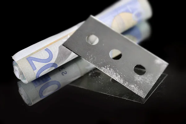 Cocaïne gram zak en drug gekleurd scheermesje in verslaving concept — Stockfoto