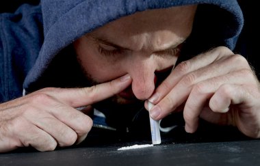 üzgün adam koklama kokain evde kendi başına yapmak