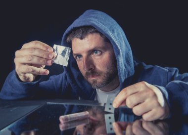 depresif hasta görünümlü kokain bağımlısı adam kokain koklama