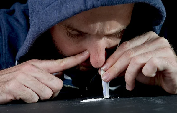 Verdrietig man doen snuiven cocaïne thuis op zijn eigen — Stockfoto