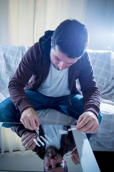 Ledsen man gör frustande kokain hemma på sin egen — Stockfoto