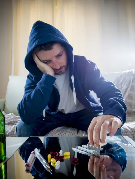 Trauriger Mann schnaubt allein zu Hause Kokain — Stockfoto