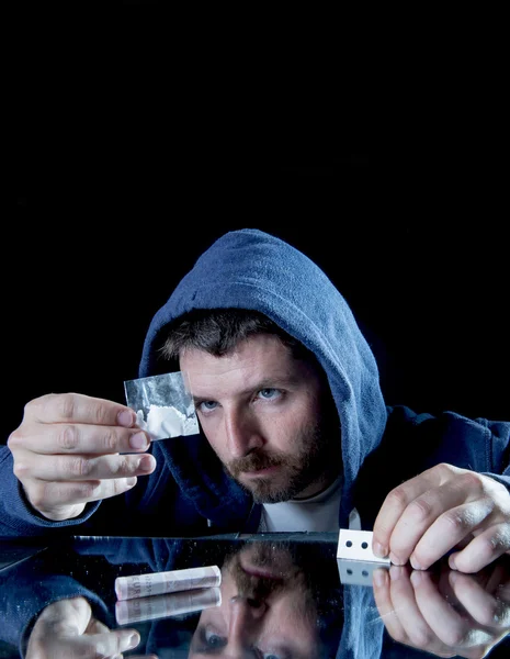 Depressziós beteg a kokain rabja férfit szippantás koksz — Stock Fotó