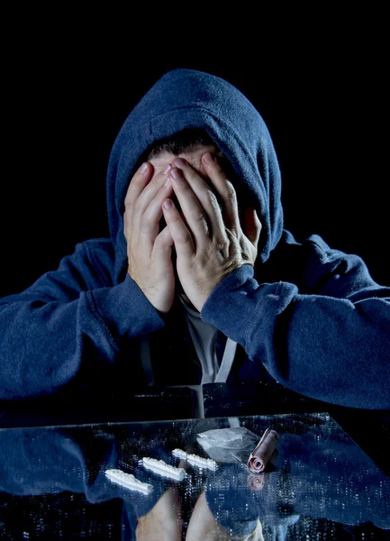 Chory szuka człowiek uzależniony od kokainy wąchania koksu w depresji — Zdjęcie stockowe