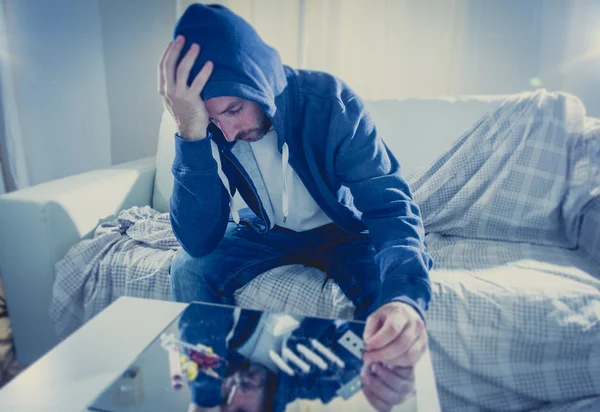 Triste homme qui sniffe de la cocaïne à la maison tout seul — Photo