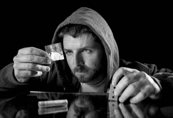 Depresif hasta görünümlü kokain bağımlısı adam kokain koklama — Stok fotoğraf