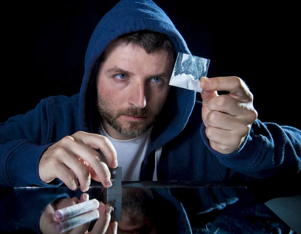 Deprimido enfermo buscando adicto a la cocaína hombre oliendo coca — Foto de Stock