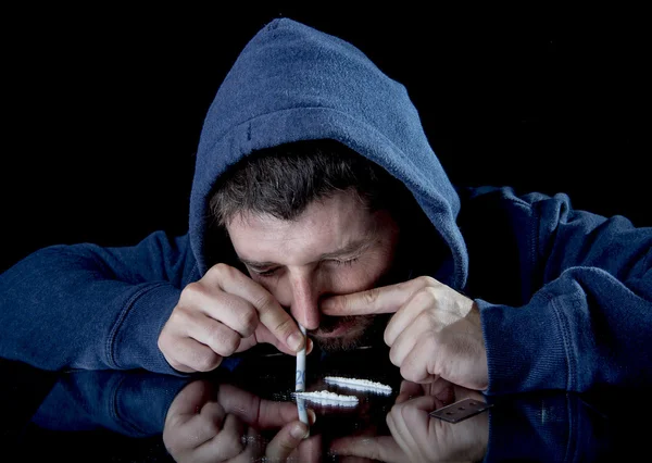 Verdrietig man doen snuiven cocaïne thuis op zijn eigen — Stockfoto